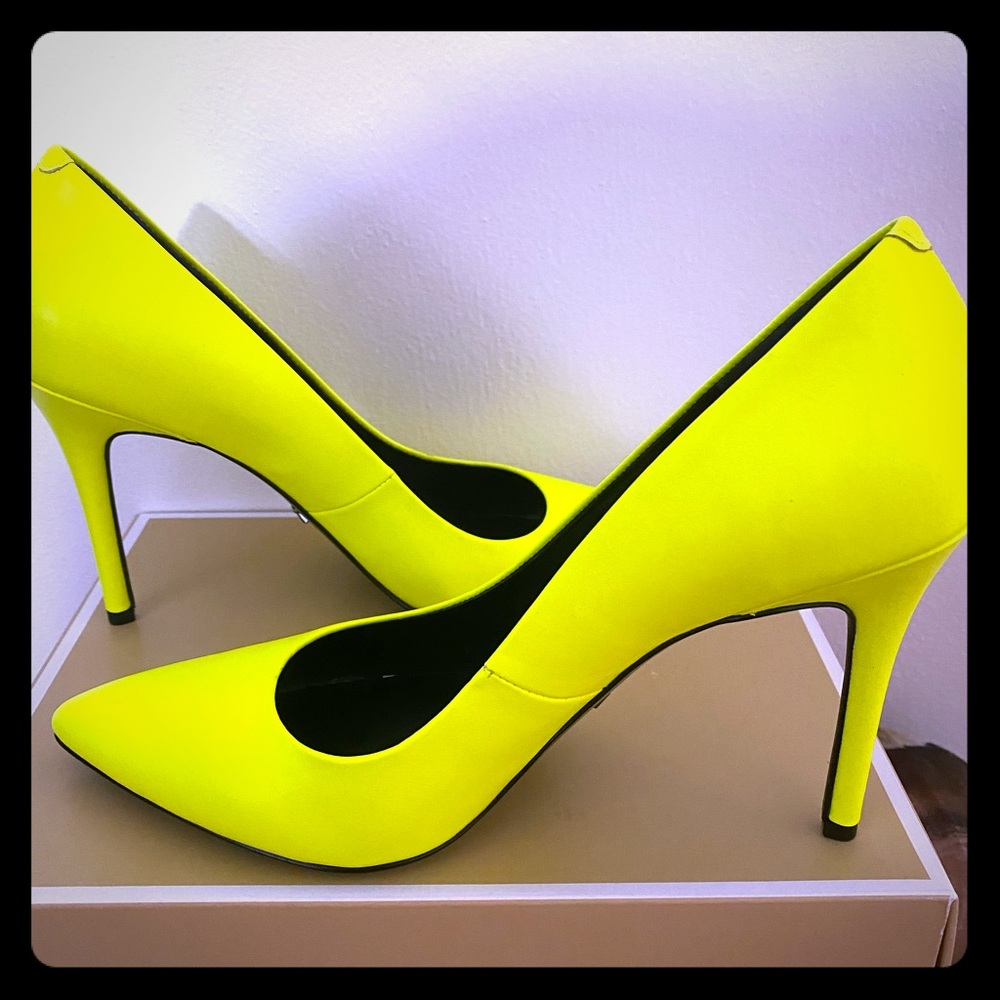 👠❣️Michael Kors Neon Yellow Pumps❣️👠